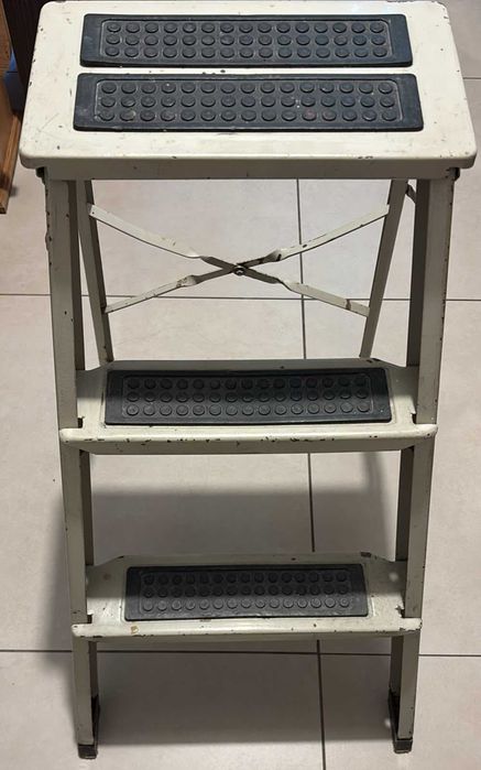 Scară metalică cu 3 trepte și platformă, foarte stabilă