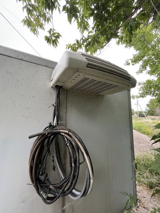 Будка с рефрижератором