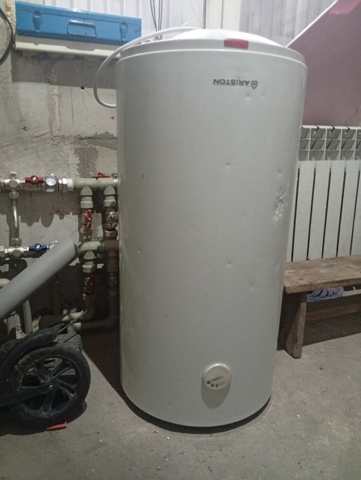 Продам бойлер водонагреватель на  100 литров .