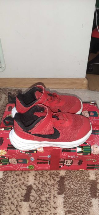 Vand pantofi sport baietei Nike,marimea25