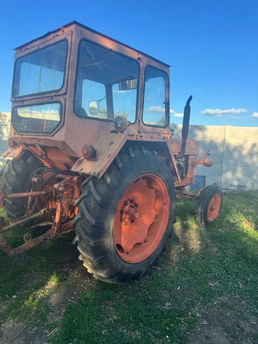 Vând tractor  u 650 în stare perfectă de funcționare cauciucuri bune nu are pierderi de ulei nu sare din vinete nu bate ofer probă 4300 €