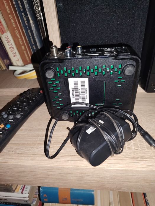 Decodor, receptor, receiver satelit de la digi dețin trei bucăți, toate sunt impecabile, cu telecomanda și alimentator originale. 150 buc.
