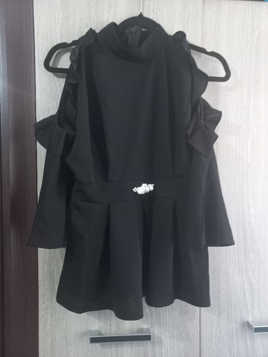 Compleu nou, elegant, format din fustă lunga dreapta , cu crapatura la spate,și bluza cu umerii goi și volane.