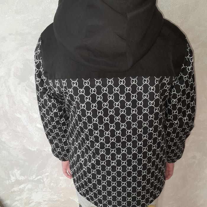 Продаётся ветровка для мальчика.