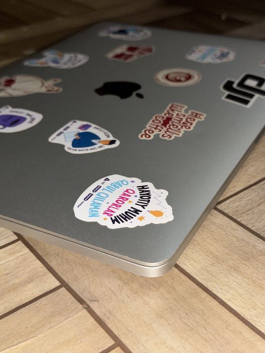 Macbook pro M1
Xotira:8/512 
Batareka:87% 332 sikl
Touch ID ishlidi 
Z