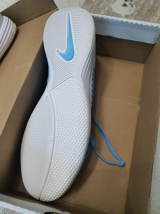 Продам футзалки новые