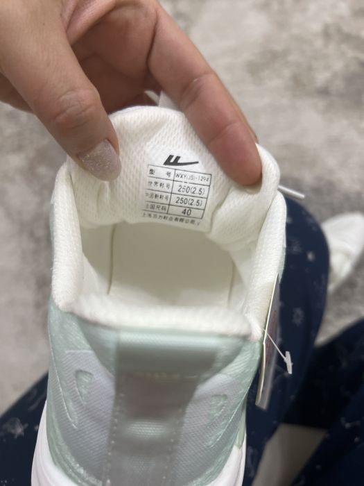 Кроссовки спортивные