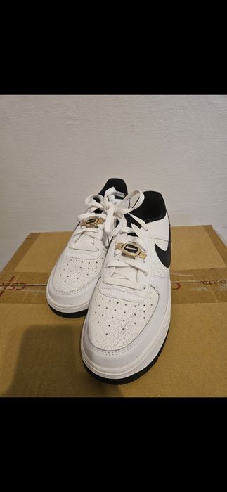 Adidasi noi nike