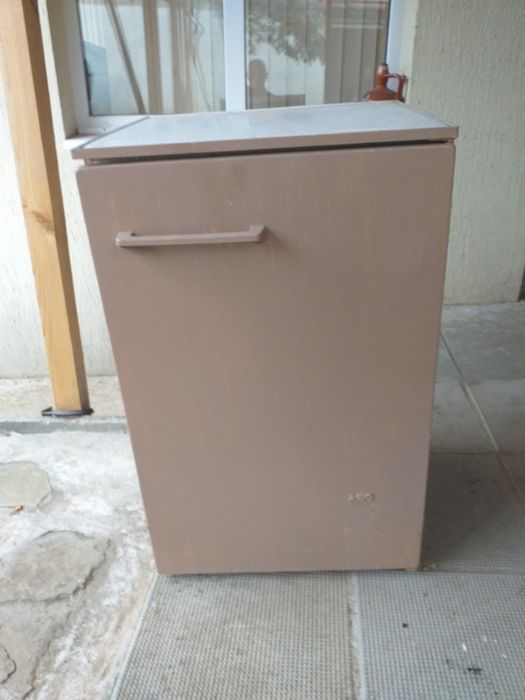 Хладилник AEG Junior, не работи. Може да се използва за шкаф.