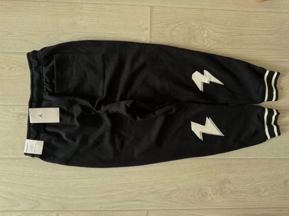 Jordan essentials graphic fleece pants