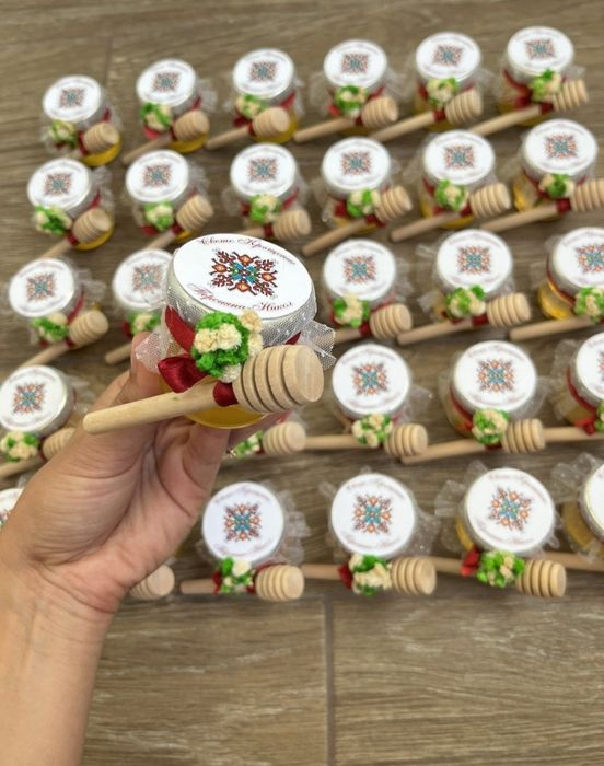 Подарък за гости,мини бурканчета с мед.