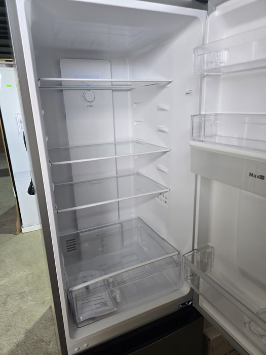 Нов хладилник с диспенсър Total No Frost PKM 180 см