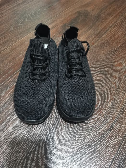 Кроссовки новые для мальчиков и для девочек можно