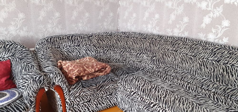 Уголок диван угловой и два кресла