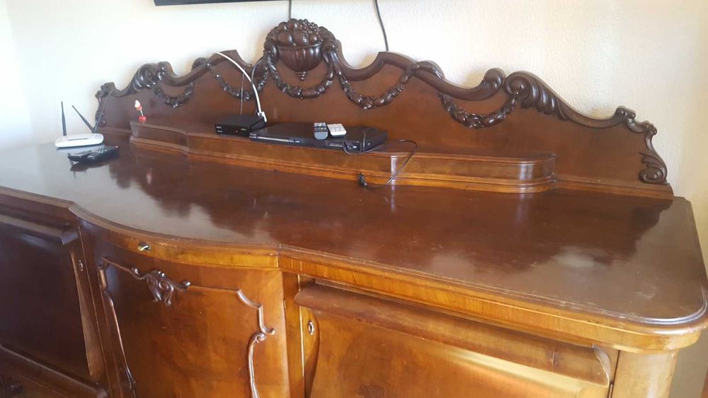 Set complet mobilă clasică din lemn masiv – Masă, 8 Scaune, Bufet, Vitrină, Comodă