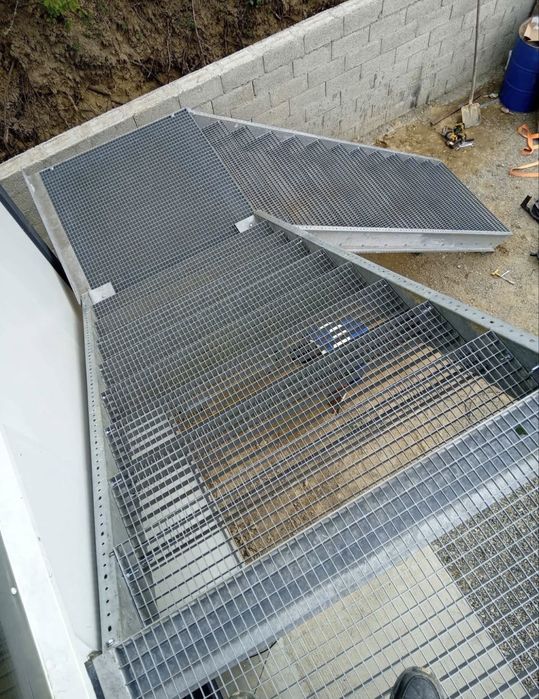 Vând grătare metalice zincate, rezistente și durabile, ideale pentru: 	rigole și canale de scurgere 	curți, platforme betonate