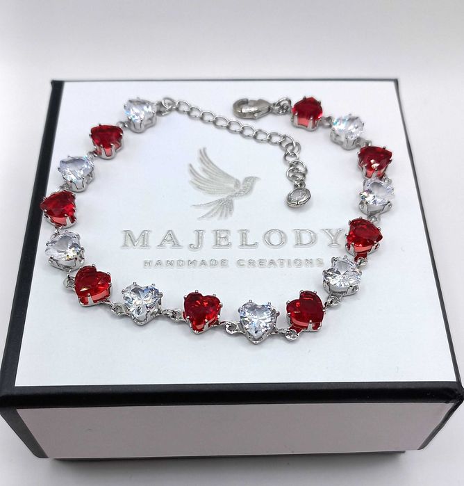 Луксозна гривна мартеничка с кристални сърца подарък за 8 март