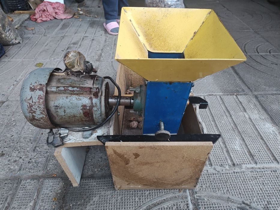 Машина за чупене на орехи и лешници