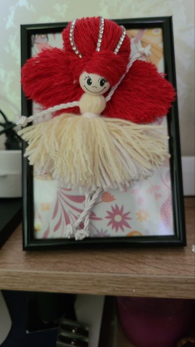 Ръчно изработени кукли в рамка от макраме