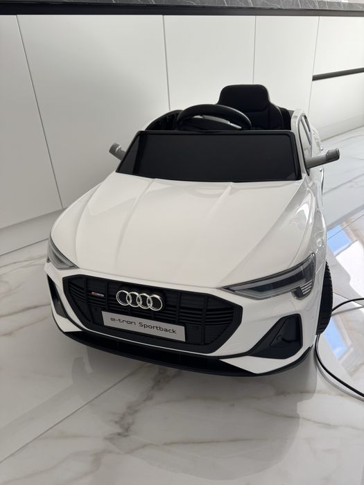Акумулаторен джип Audi e-tron sportback