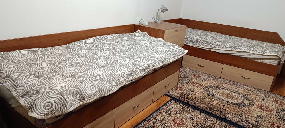легла с чекмеджета и матрак