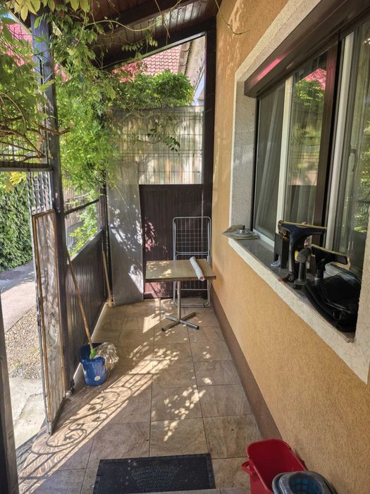Dau in chirie , apartament curte comuna, aproape pod DECEBAL