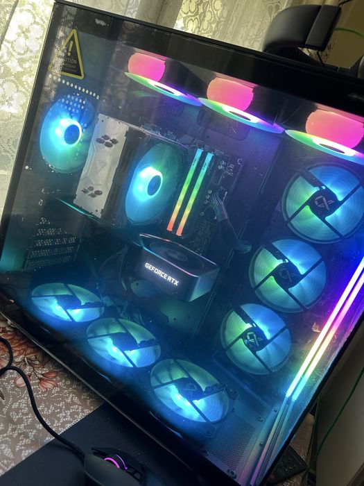 Геймърски компютър + монитор
