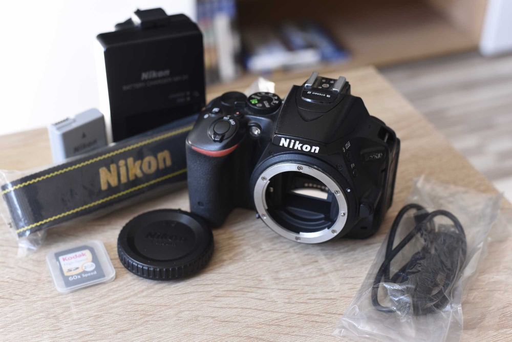 Nikon D5500 Body | 24.2 MP | 29.087 cadre | Baterie + Încărcător + Card