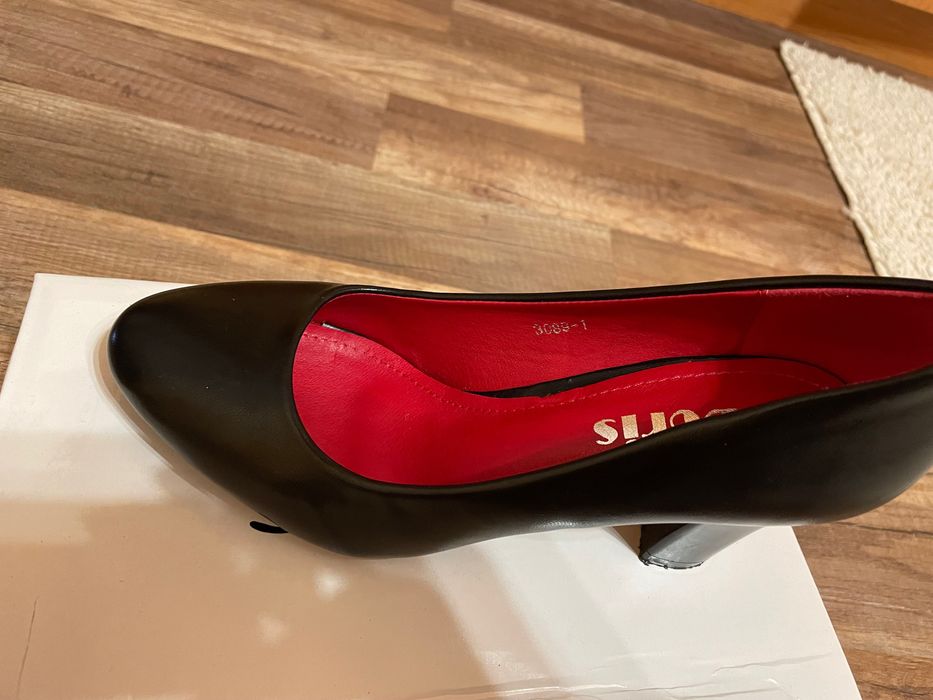 Нови обувки с ток