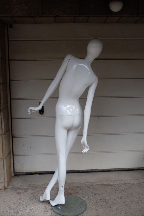 Пластмасов манекен бял гланц