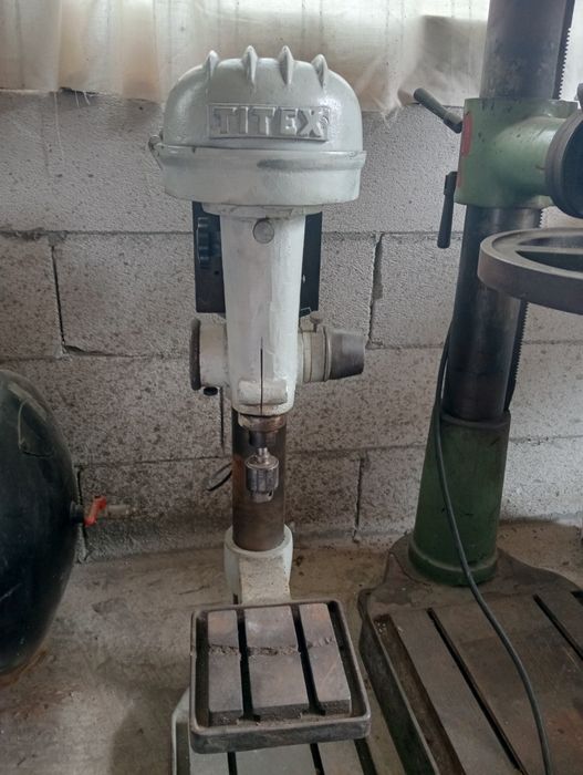 Diverse bormașini pe coloana