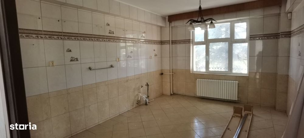 Casa S+P+1, pretabil si pentru birouri + Graj/Service auto in curte