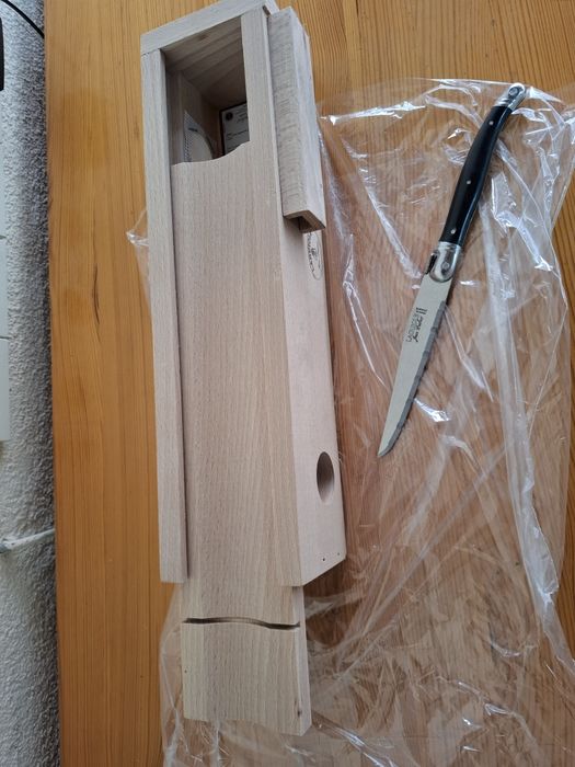 Кутия и нож за рязане и съхранение на колбаси.