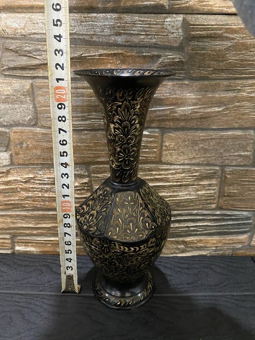 декоративна метална ваза