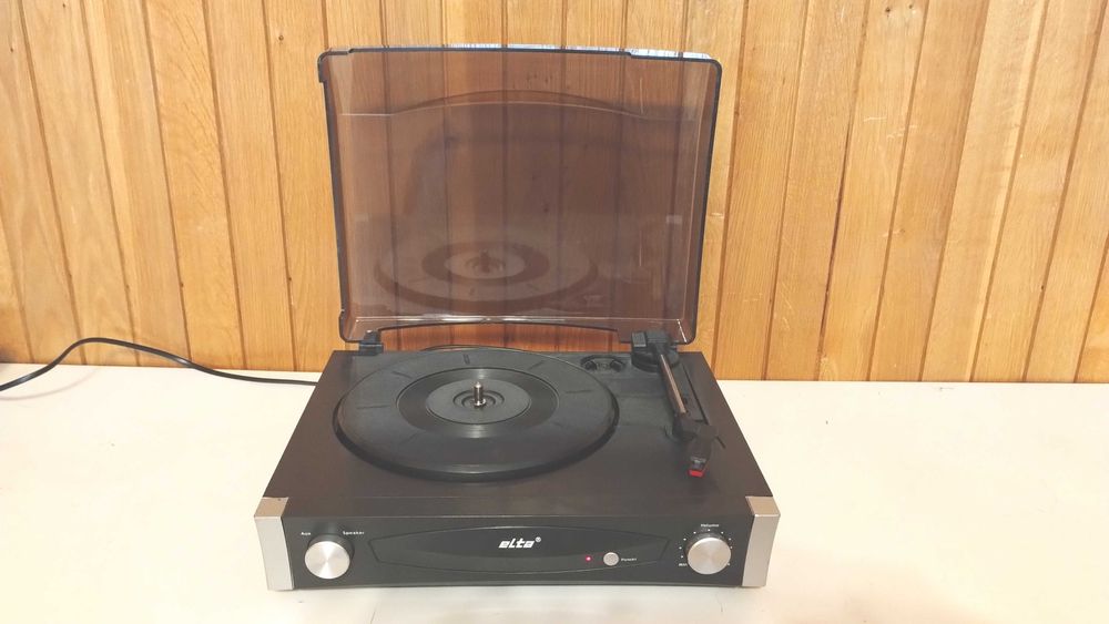 pt discuri vinil un pickup Elta 2950 cu difuzoare incorporate