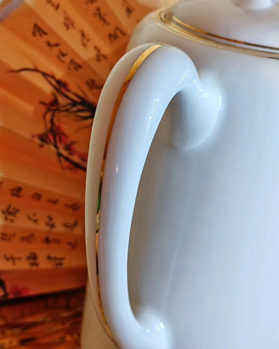 Порцеланов чайник със златен кант