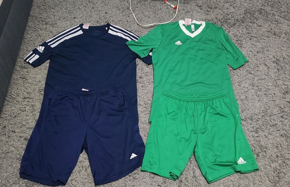 Lot haine de fotbal  158-170 cm si ghete fotbal nr 40