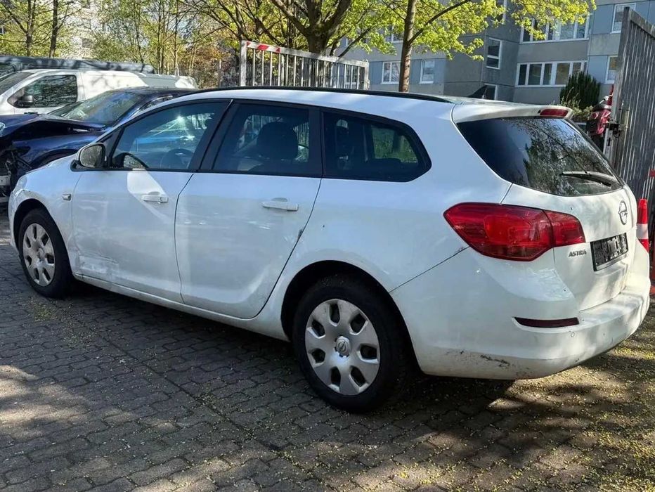На Части Opel Astra J 1.7cdti 110к.с. комби 2014г.
