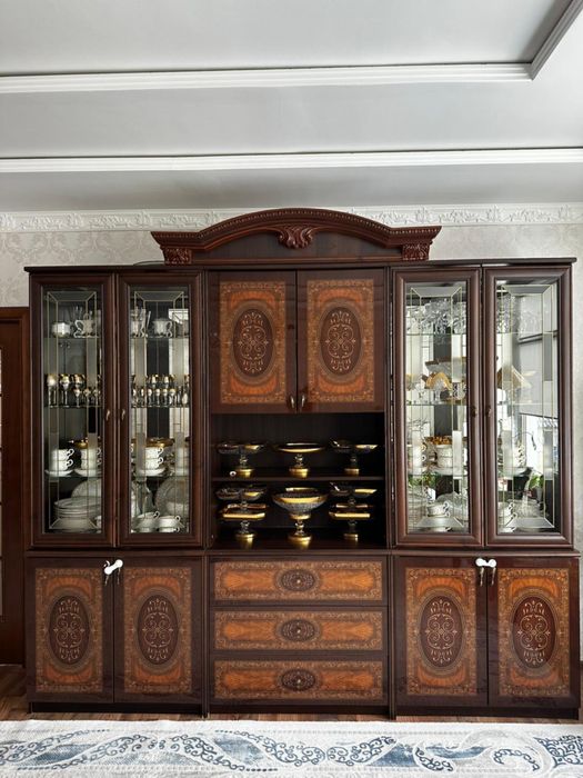 Продается сервант и комод с зеркалом