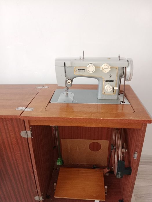Продам швейную машинку