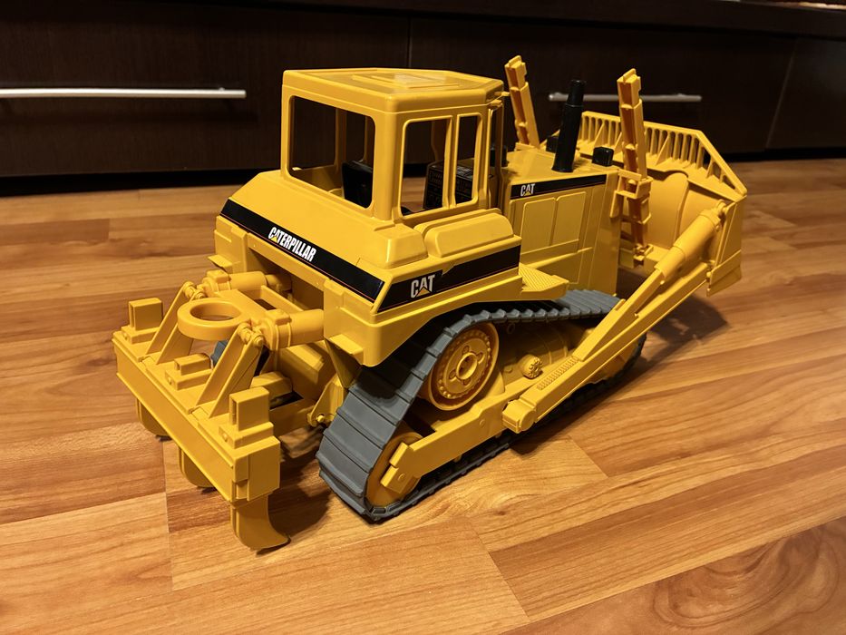 Buldozer Mare Bruder Caterpillar (CAT) pe Senile - Scara 1:16