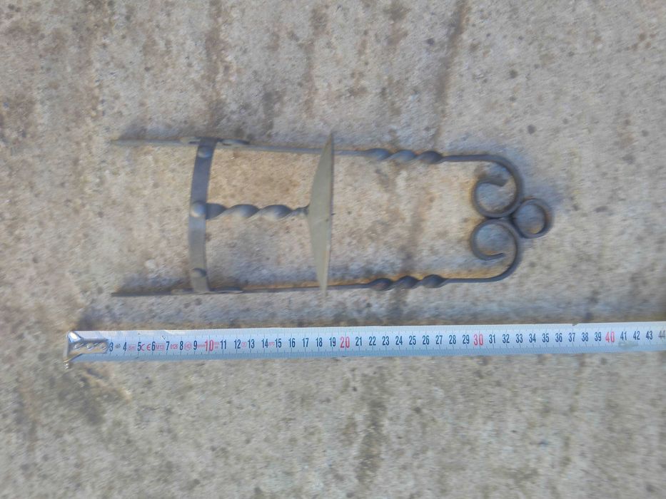 Продавам много стар свещник от ковано желязо