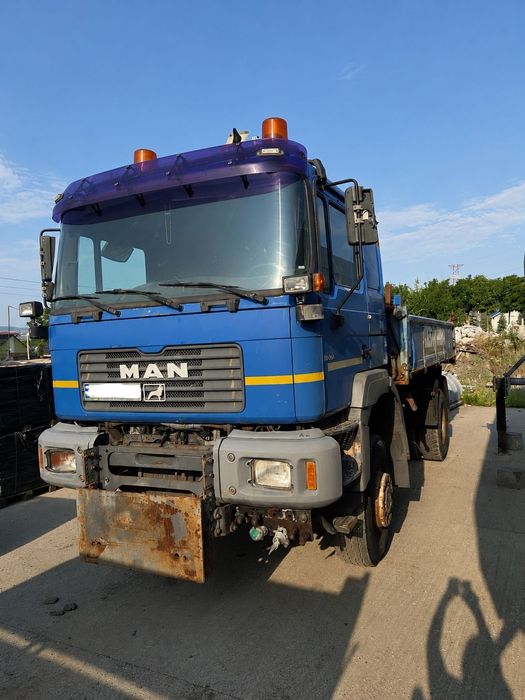 Camion MAN   4x4 basculabil pe 3 parti.