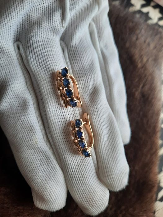 Продам золотые сережки с сапфиром