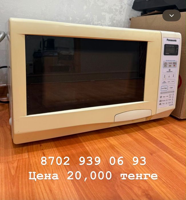 стол со стульями, микроволновка