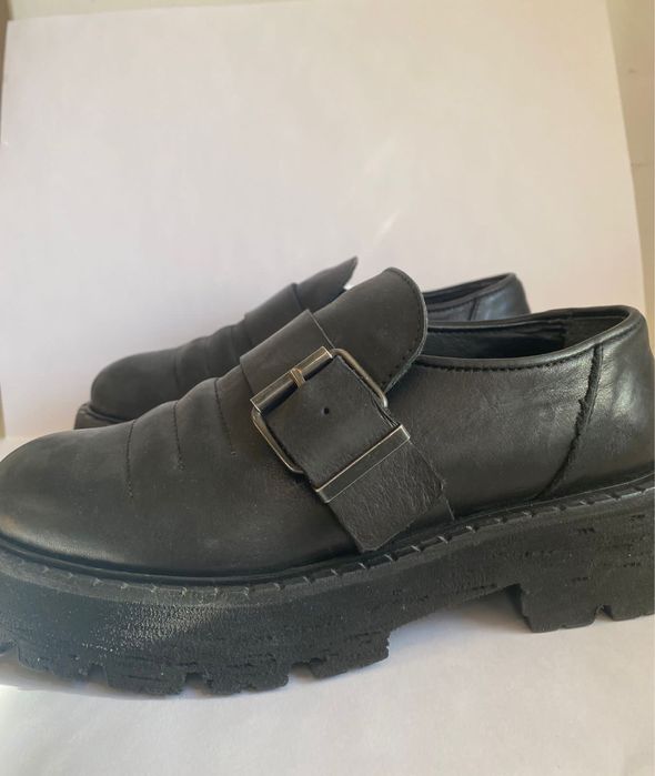 Продаю обувь почти  новые