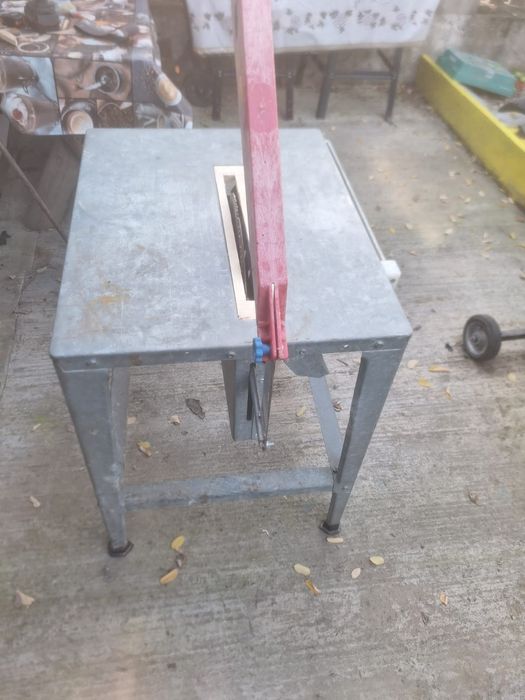 Vând circular cu masă