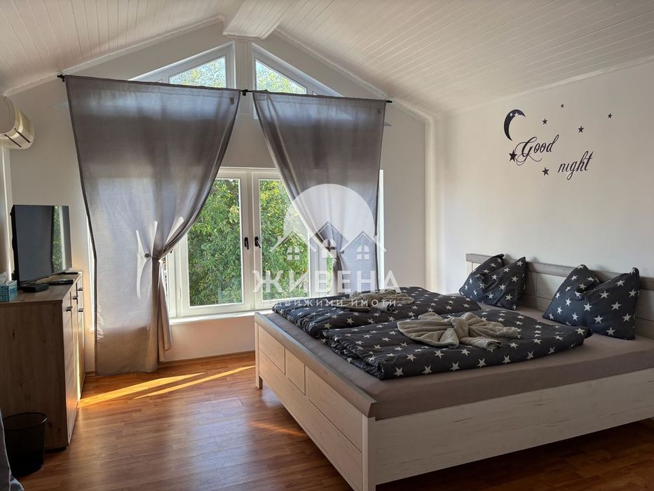 Продава триетажна обзаведена къща в с.Рогачево, площ 300 кв.м