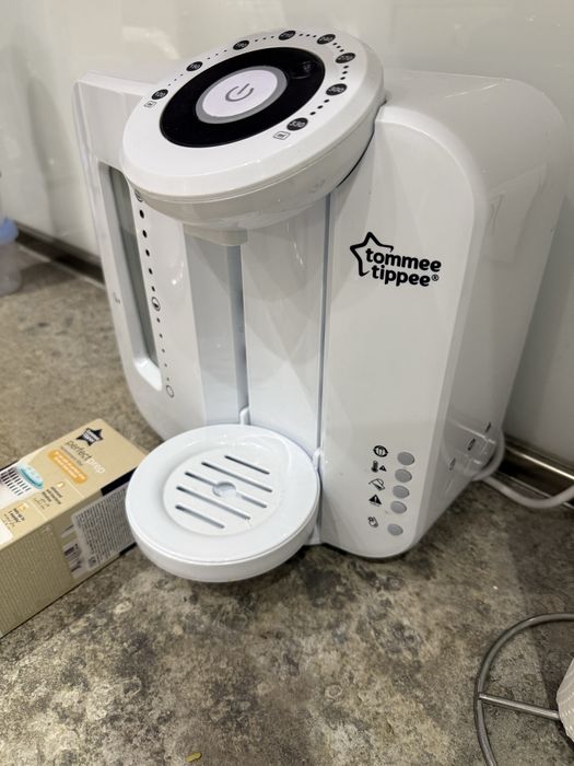 Tommee Tippee Електрически уред за приготвяне на адаптирано мляко