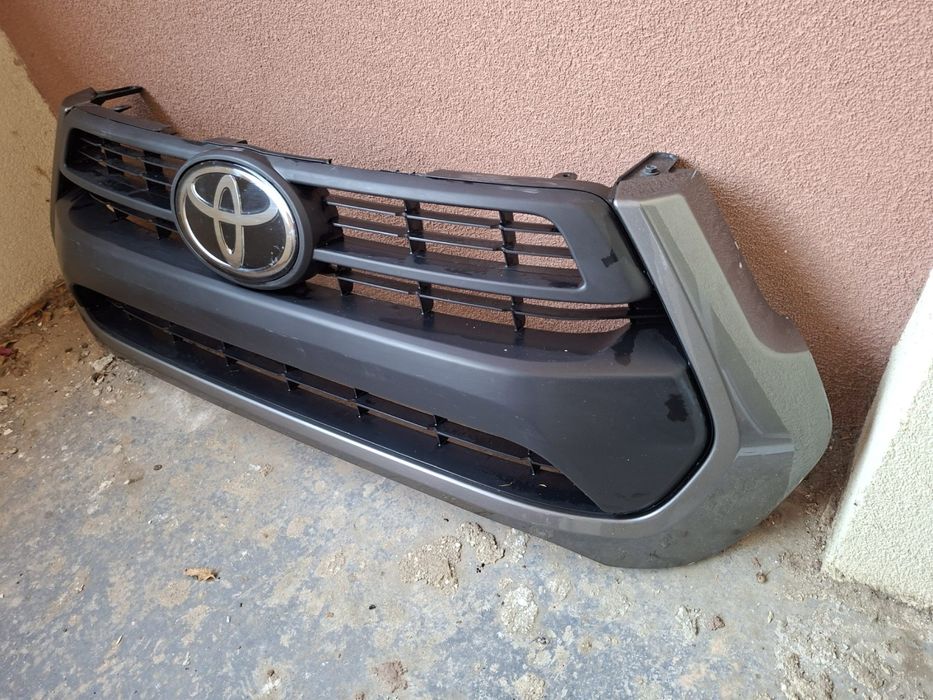 Решетка радиатор Toyota Hilux 2020 - 2024